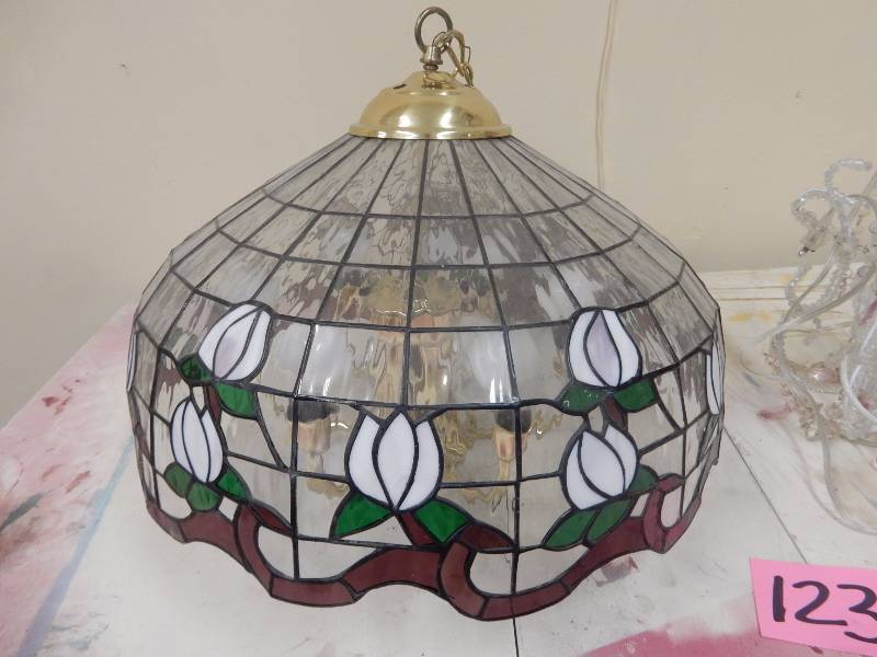 lot 123 image: Tiffany style hanging lamp..