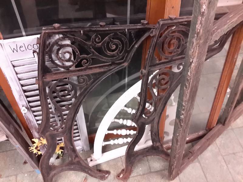 lot 171K image: A lot of Doors and other old accessory Items as pictured
