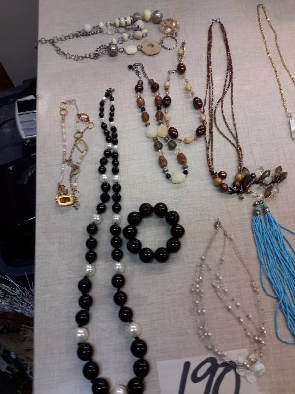 lot 190 image: 15 Necklaces