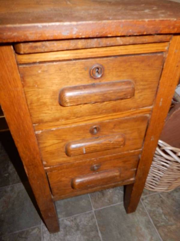 lot 10 image: Solid Oak Teachers desk