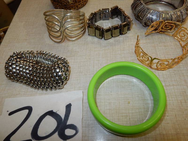 lot 206 image: 28 Bracelets