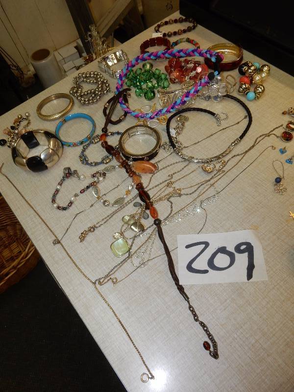 lot 209 image: Bracelets, Necklaces 5 very fine chains.