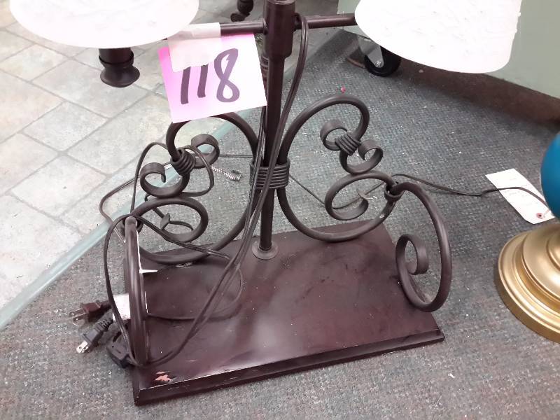 lot 118 image: 2, Table lamps..