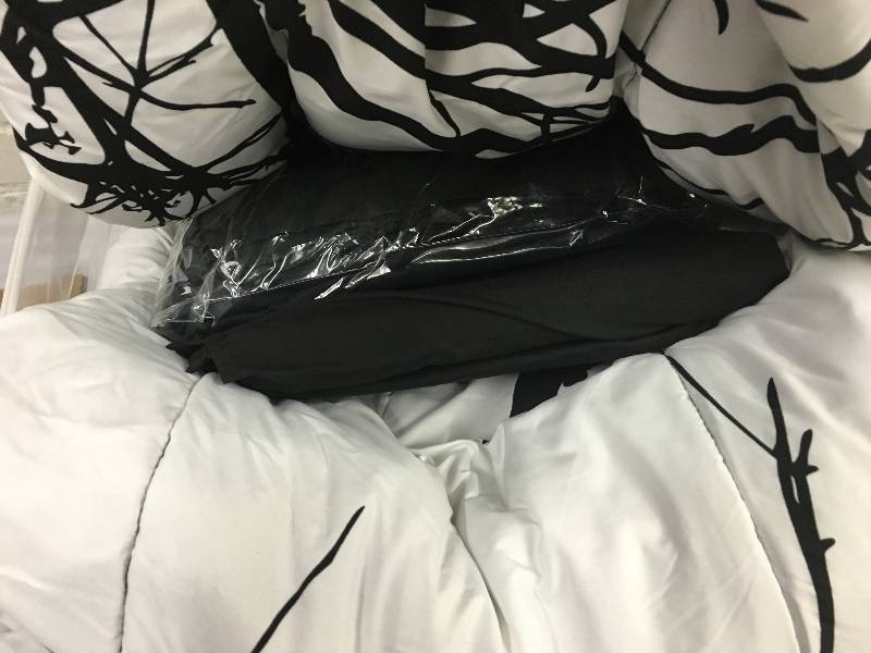 lot 18 image: Briar Collection 8pc Bedset -King