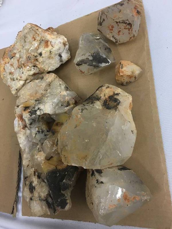 lot 30 image: 7ct Quartz Crystal Rocks