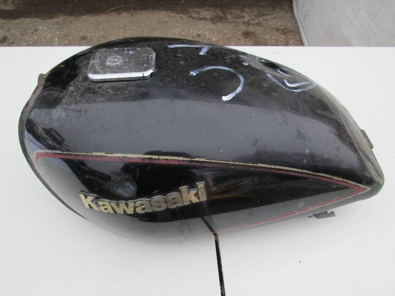 lot 11 image: Kawasaski Motorcycle Gas Tank