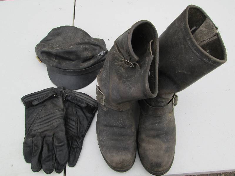 lot 15 image: Motorcycle Boots Hat & Gloves