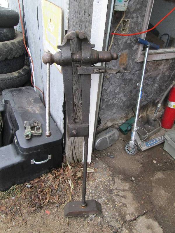 lot 38 image: Vintage Black Smith Vise