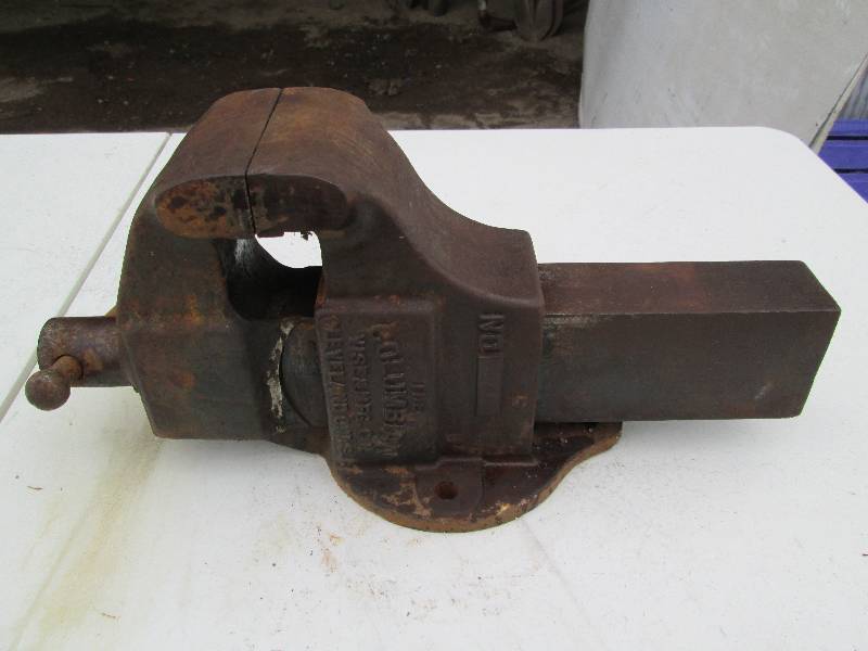 lot 40 image: Large Columbian Vise