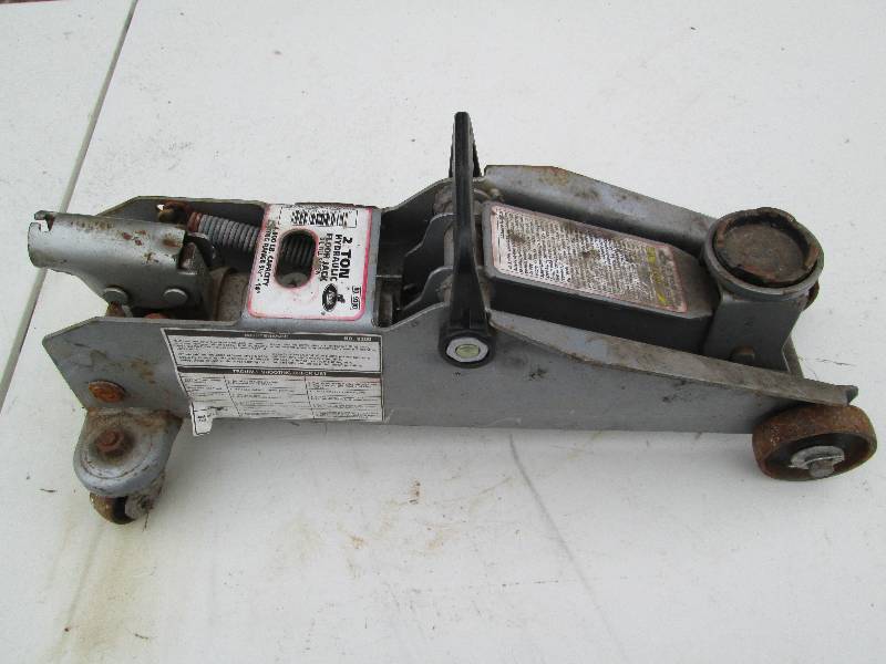 lot 43 image: Mack Floor Jack