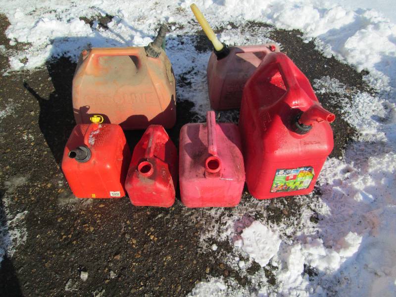 lot 109 image: 6 Assorted Gas Cans