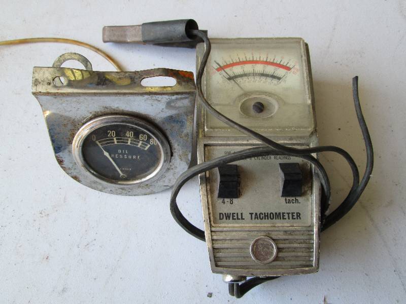 lot 122 image: Tachometer & Oil Gage