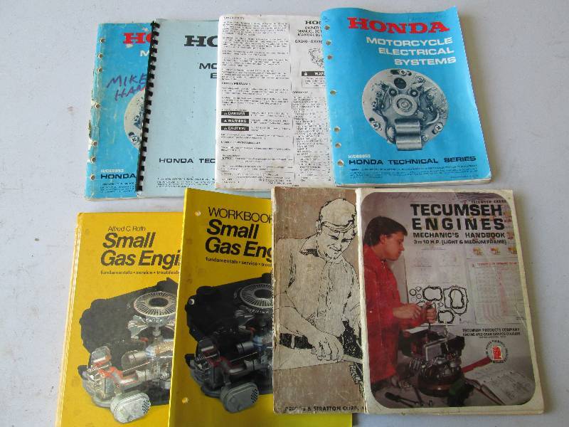 lot 124 image: Small Engine Repair Manuals
