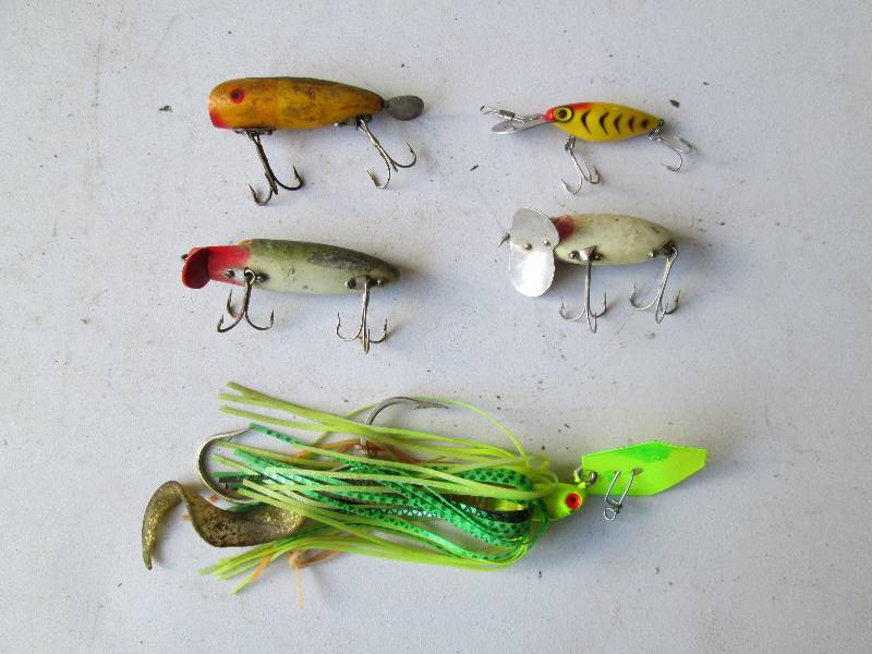 lot 137 image: 5 Bass Lures