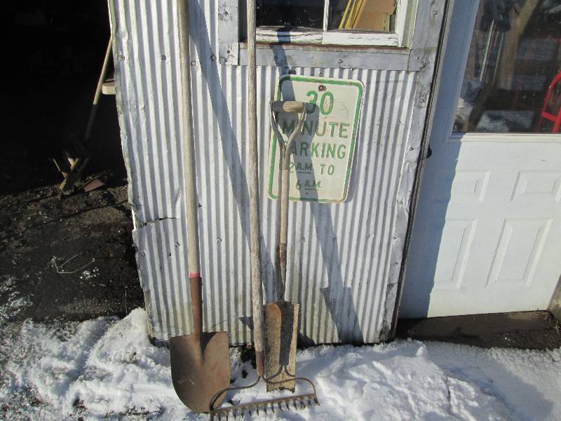 lot 148 image: Garden tools