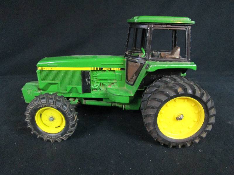 lot 186 image: John Deer Cast Tractor