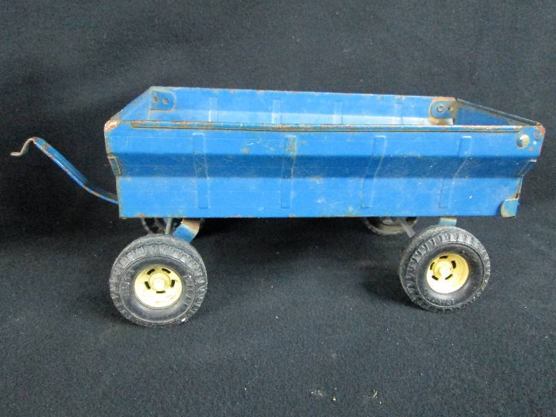 lot 188 image: Ertl Farm Wagon Ford New Holland Baler