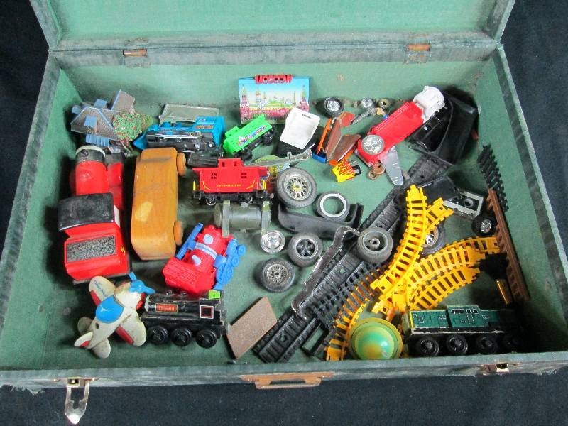 lot 195 image: Suit Case with Assorted Car & Model Parts