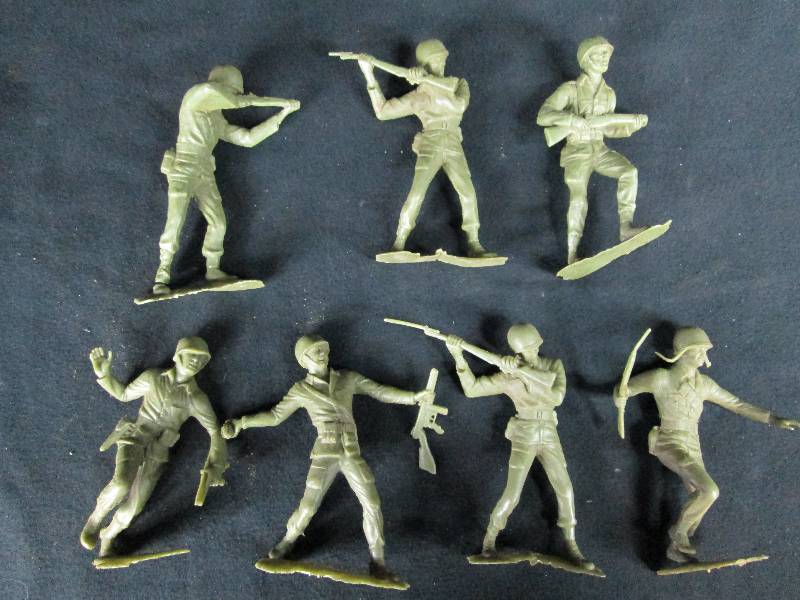 lot 198 image: Marx Brand Army Men