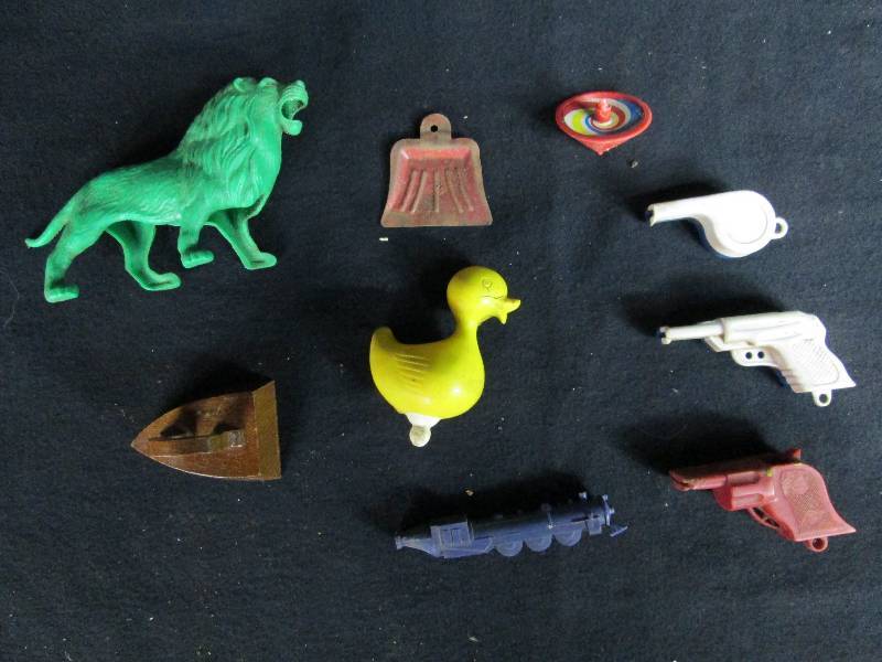 lot 201 image: Plastic Carnival Toys