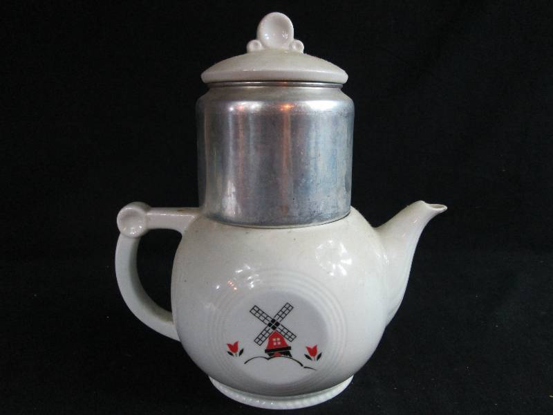 lot 246 image: Drip-O-lator Coffiee Pot