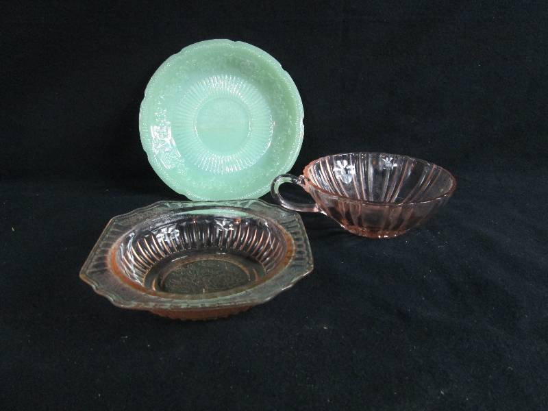 lot 250 image: Depression Glass & Fire King