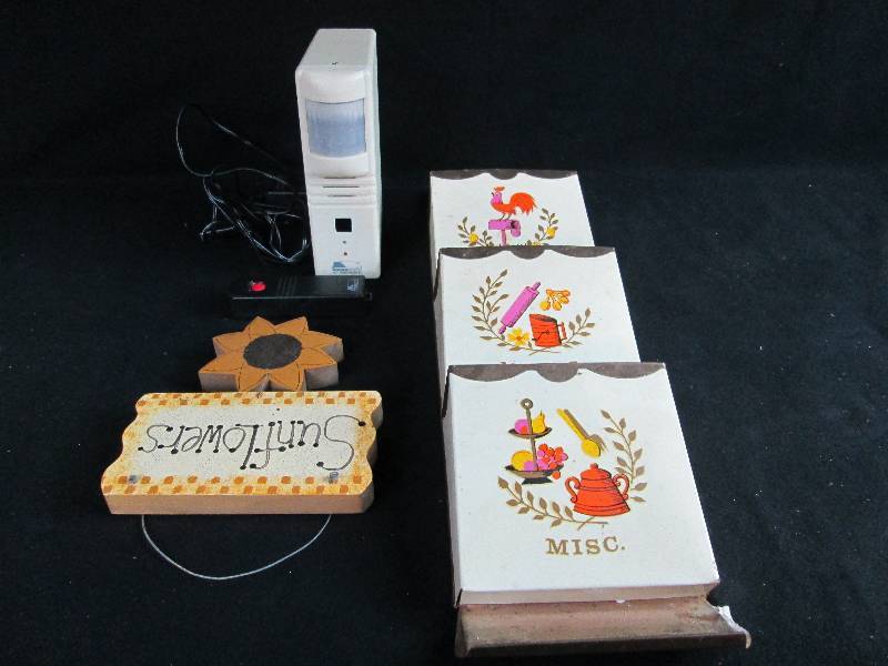 lot 252 image: Letter Hoider
