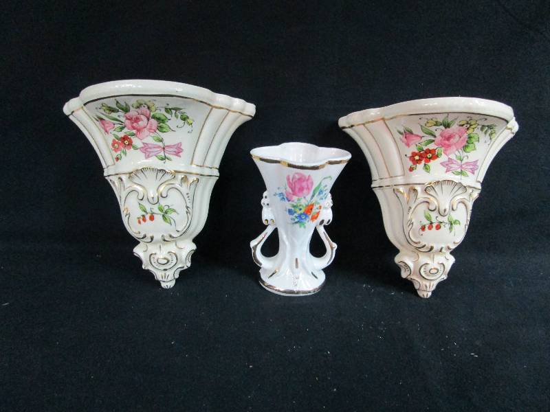 lot 259 image: Porcelain Shelfs & Vase