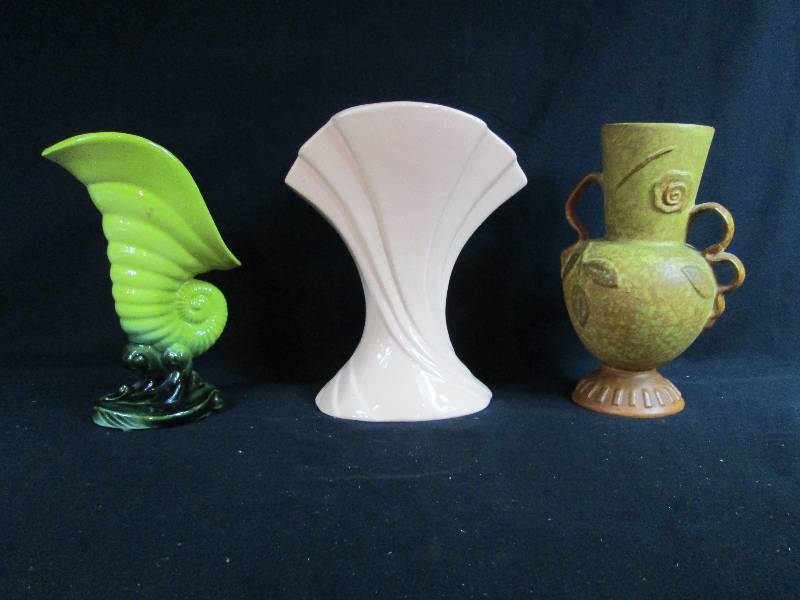 lot 261 image: 3 Vases
