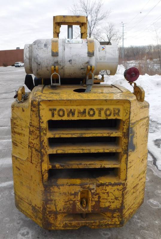 lot 6 image: Towmotor 6000lb Forklift