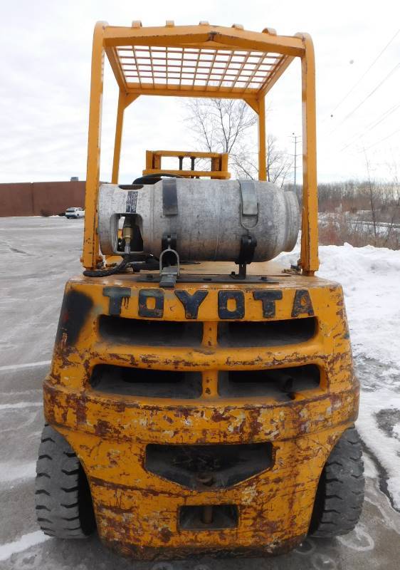lot 9 image: Toyota FG32 7000lb Air Tire Forklift