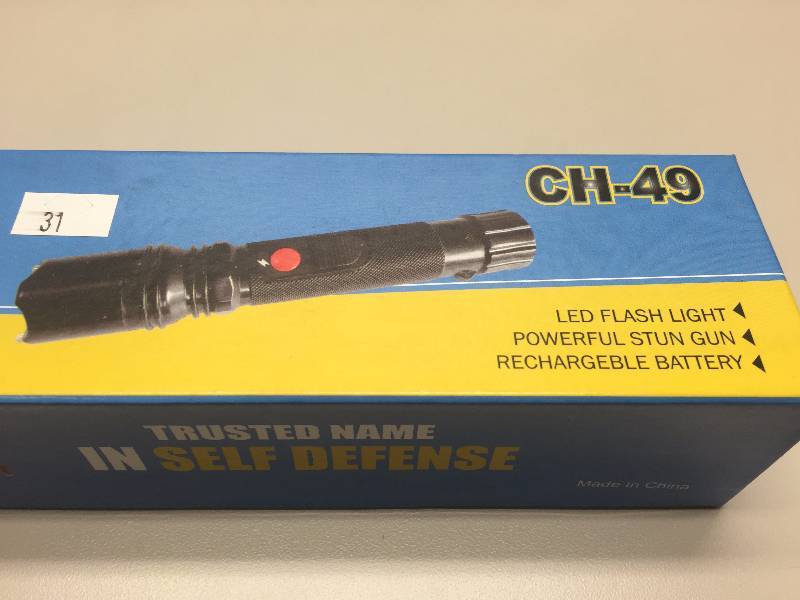 lot 31 image: CHEETAH RECHARGEABLE STUN GUN WITH LED FLASHLIGHT