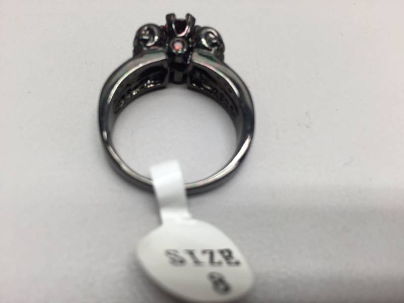 lot 88 image: RING, RED STONE, SIZE 8