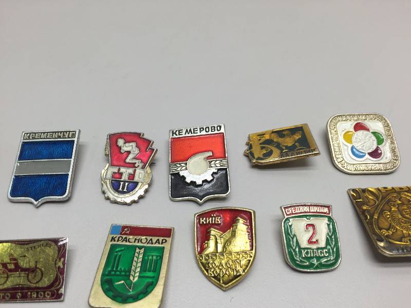 lot 89 image: AUTHENTICVINTAGE RUSSIAN PINS AND METALS