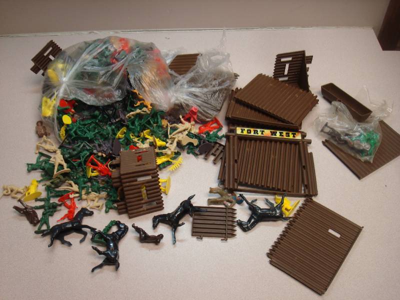 Lot Of Vintage Army Guys, Cowboys And Indians...