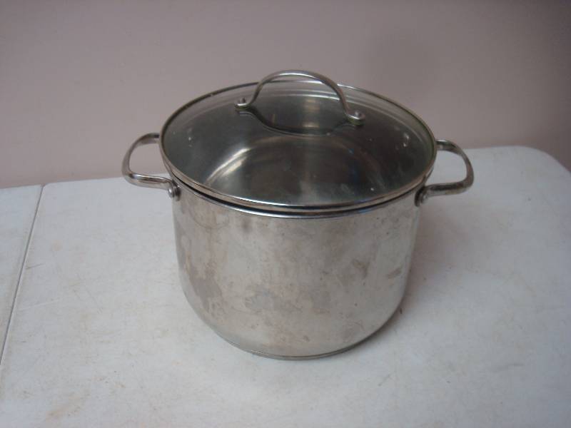 8 Qt Stock Pan With Lid, Light Use Wear...