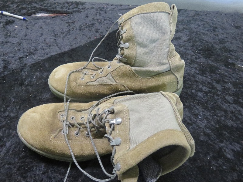 Size 9.5 Mens Hiking Boots