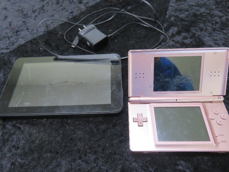 Tablet & Nintendo DS Lite