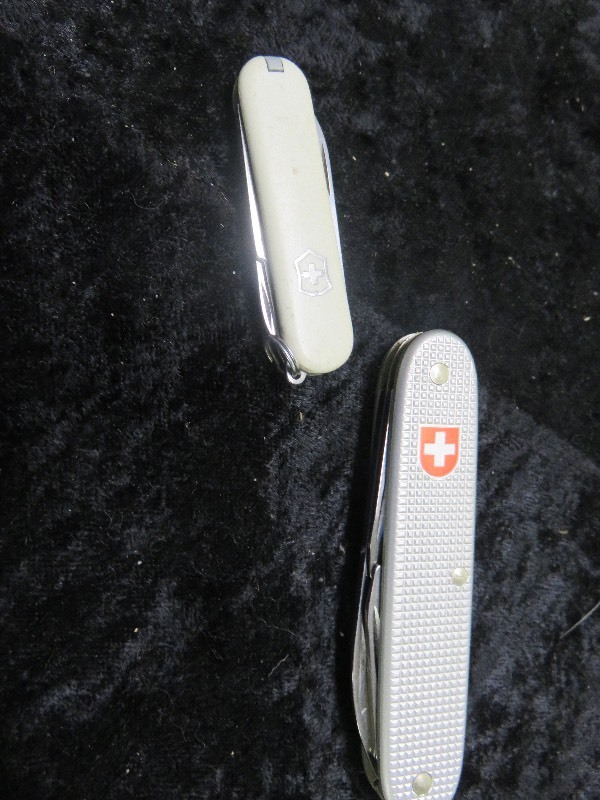 2 Swiss Amry Knives