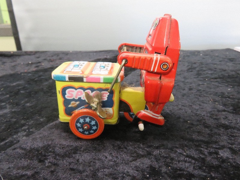 Vintage Space Robot Wind Up Metal Toy