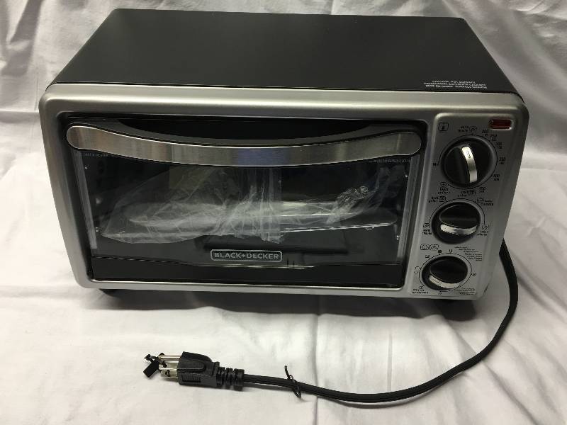 lot 8 image: Black & Decker 4-Slice Toaster Oven