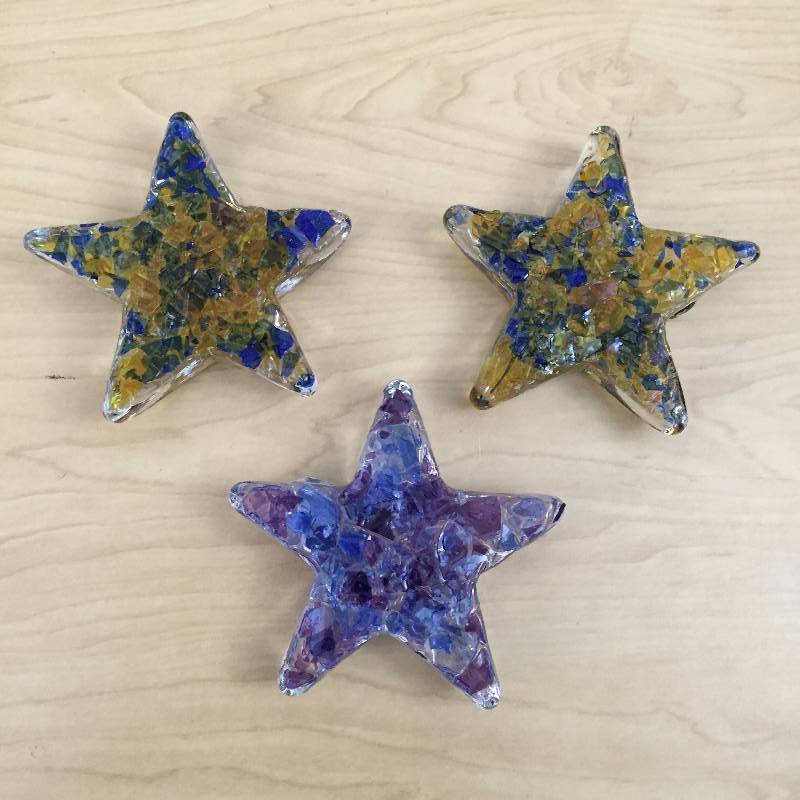 lot 111 image: Super Artistic Colors & Design 3 San Antonio Texas Artist Gini Garcia Studio Art Glass Stars - 2 with Label