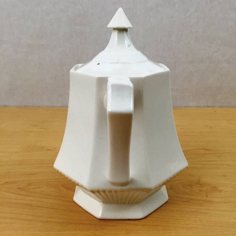 lot 124 image: Gorgeous Vintage Colonial White 1776 Independence Ironstone Teapot by Interpace Mint