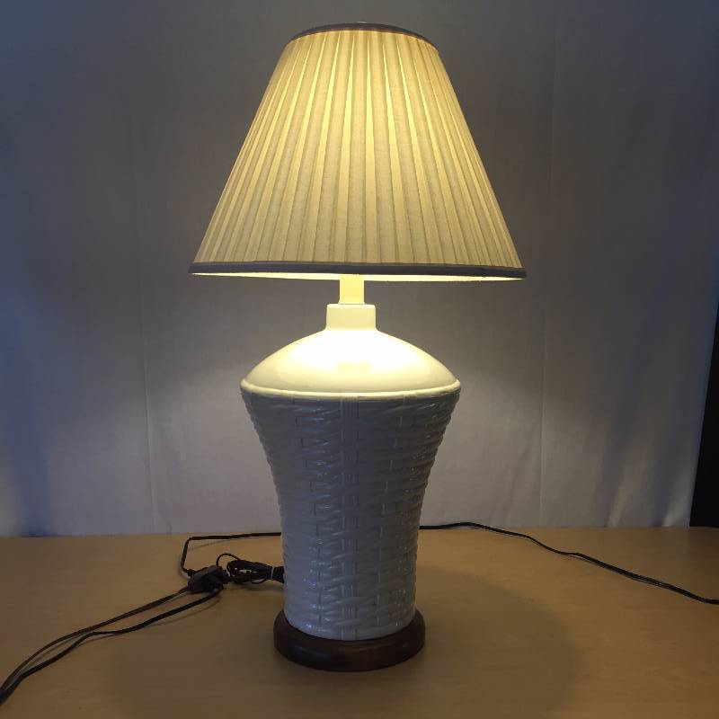 lot 128 image: MAGNIFICENT VINTAGE MID CENTURY MODERN MARKED HAEGER POTTERY WHITE WEAVE WOVEN TABLE LAMP