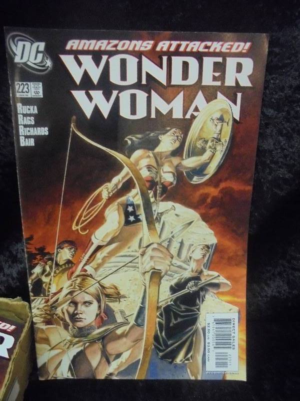 Lot - Wonder Woman Comics