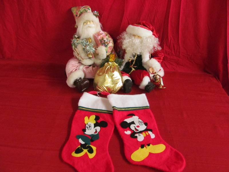 lot 7 image: holiday decorations