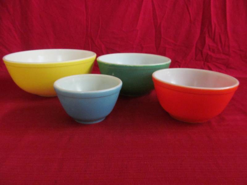 lot 25 image: vintage Pyrex bowl set