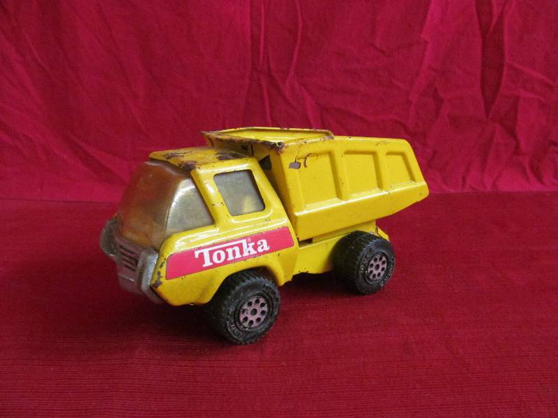 lot 32 image: Tonka truck