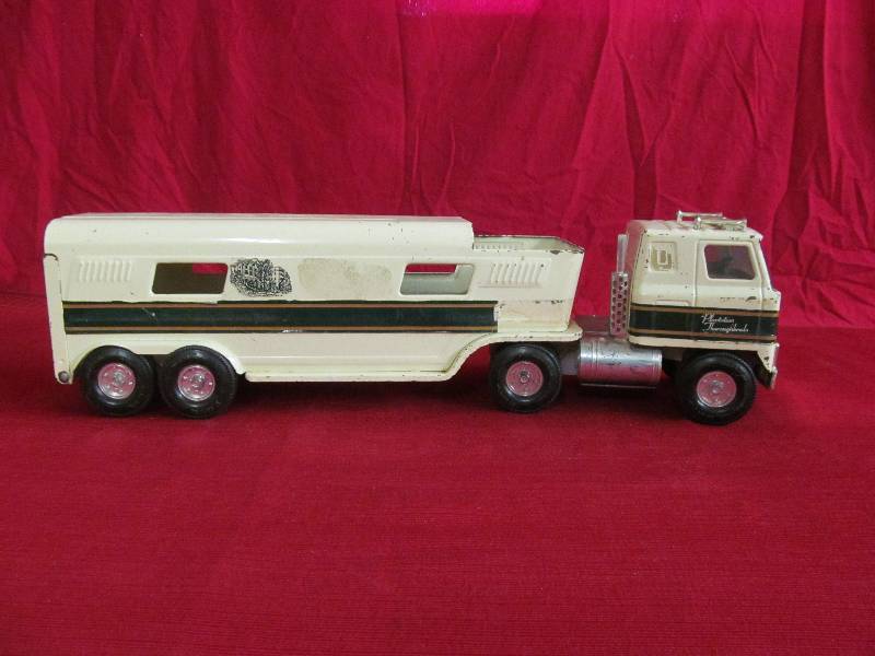 lot 33 image: Ertl toy