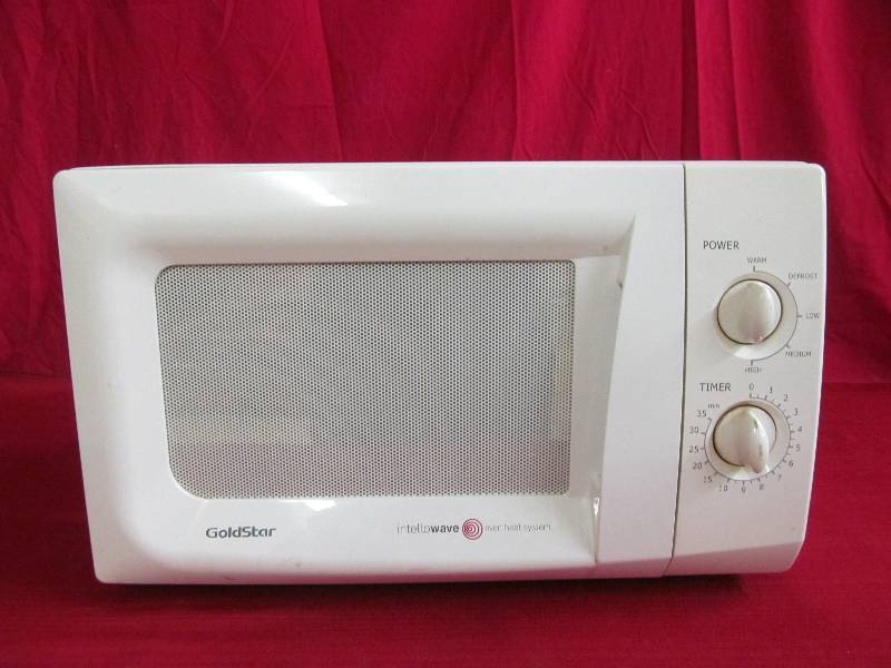 lot 48 image: Gold Star microwave